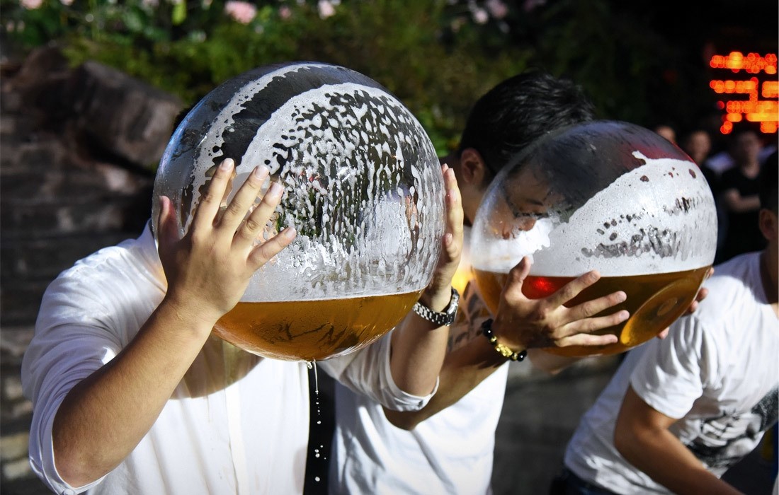 Cоревнования по скоростному выпиванию пива из аквариумов в китайской провинции Чжэцзян